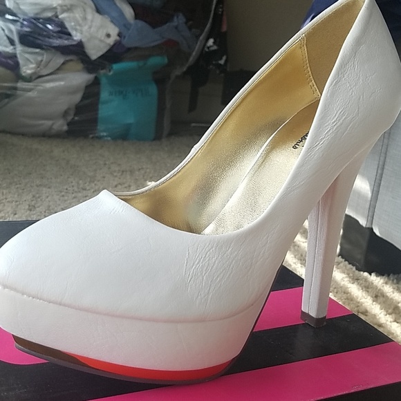White and Gold Pumps - Picture 2 of 3